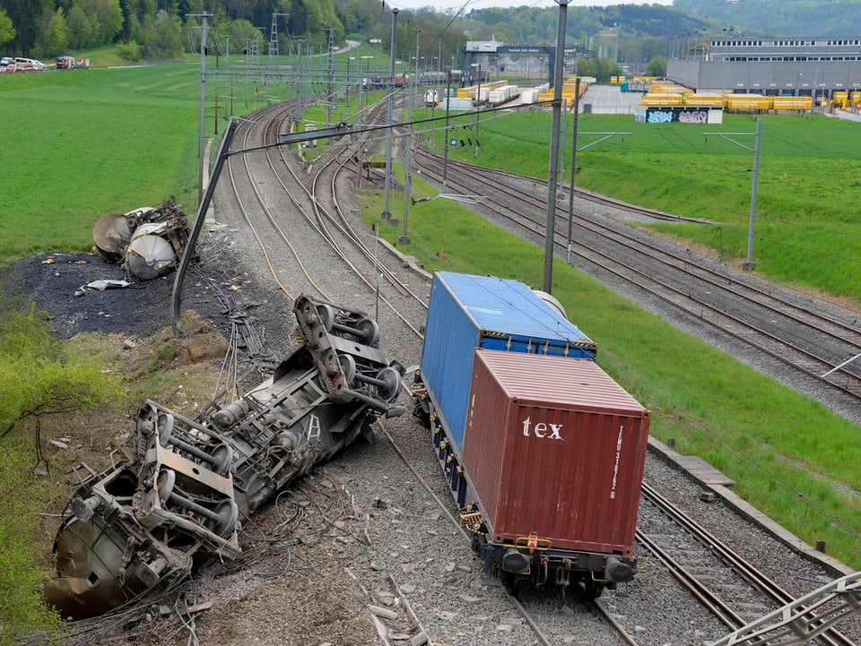 Zwei umgekippte Zisternenwagen, zwei Güterwagen des verunglückten Zuges stehen noch auf dem Gleis