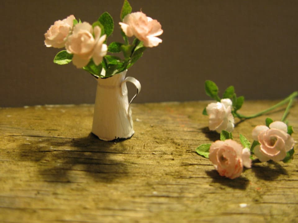 Rosarote Rosen in einem antiken Krug