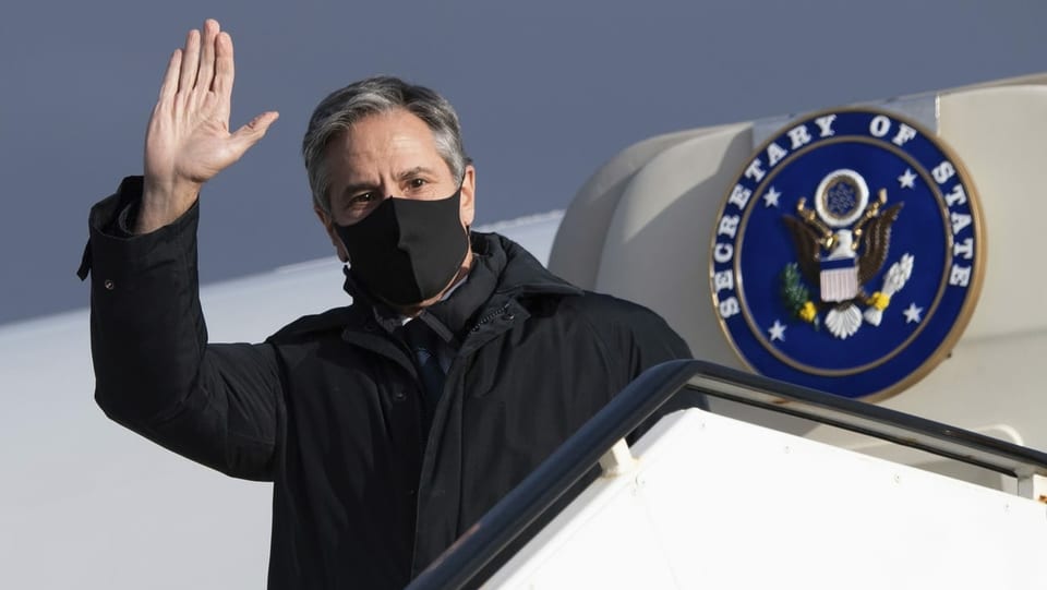 US-Aussenminister Anthony Blinken steigt in Island aus dem Flugzeug.