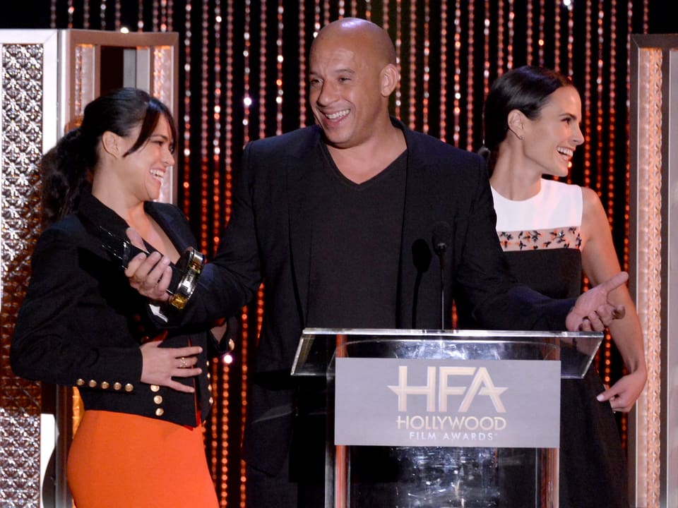 Michelle Rodriguez, Vin Diesel und Jordana Brewster nehmen den «Hollywood Blockbuster Award» für  «Furious 7» engegen. 