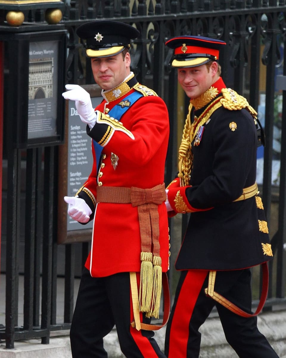 Prinz Harry begleitet seinen Bruder zu dessen Hochzeit in die Kirche.