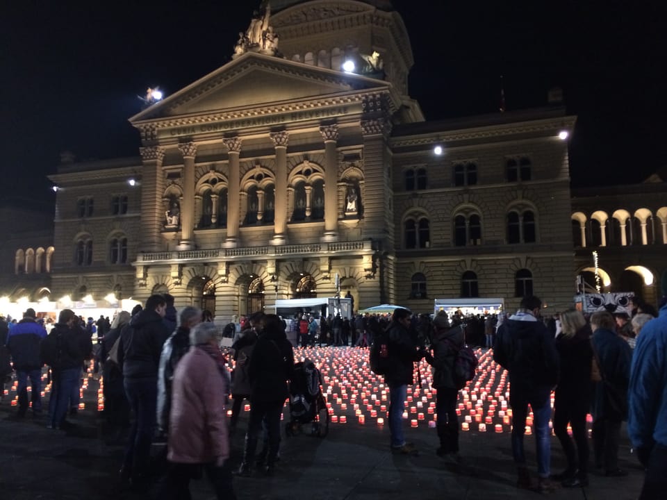 Kerzen der Caritas Bern-Aktion «Eine Million Sterne» auf dem Bundesplatz
