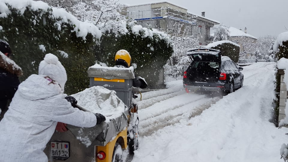 Tief verschneite Strassen in Giubiasco.