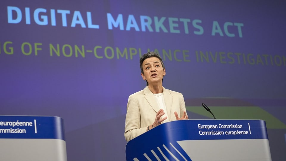 Margrethe Vestager am Redner Pult. Im Hintergrund der Schriftzug: «Digital Markets Act».