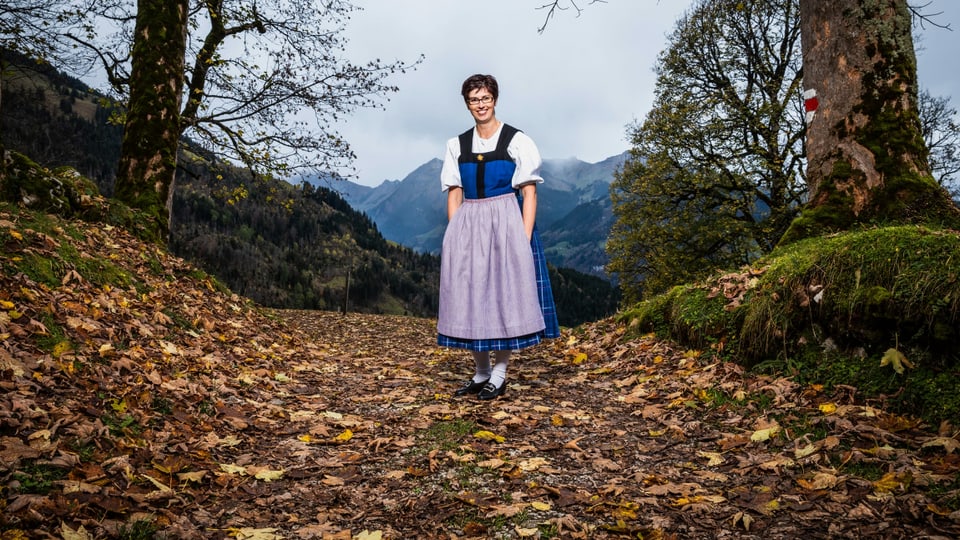 Portrait von Landfrau Manuela Achermann aus Niederrickenbach, UR in der Tracht.
