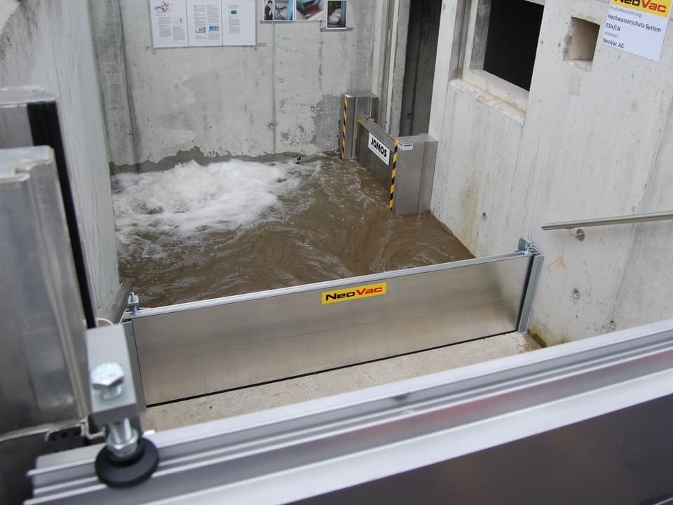 Verschiedene mobile Hochwasser-Sperren und automatische Sicherheits-Schotts werden geflutet, um ihre Funktionstüchtigkeit zu überprüfen.
