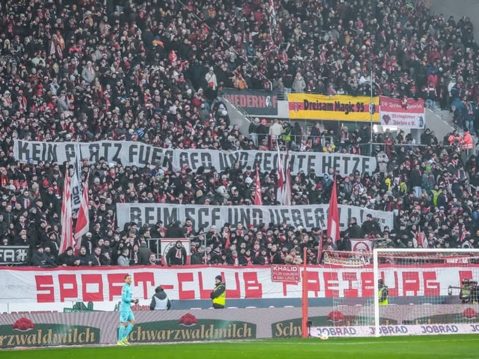 Transparent mit Aufschrift: "Kein Platz für AfD und rechte Hetze. Beim SCF und überall."