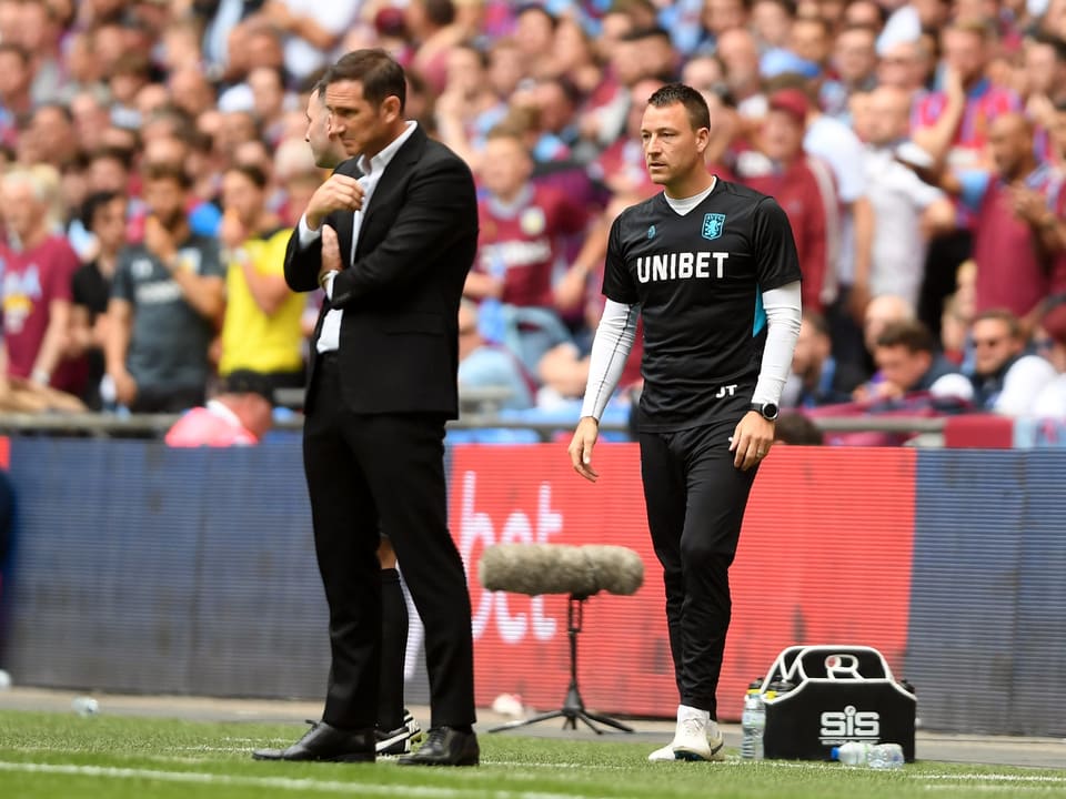 John Terry (rechts) entscheidet das Trainer-Duell gegen Frank Lampard für sich.