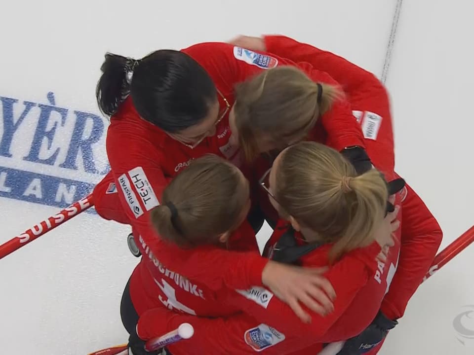 Die Schweizer Curlerinnen freuen sich über den Sieg im Halbfinal.