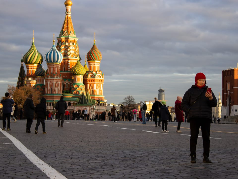 Blick auf Menschen auf dem Roten Platz in Moskau. Im Hintergrund ist die Basilius-Kathedrale.