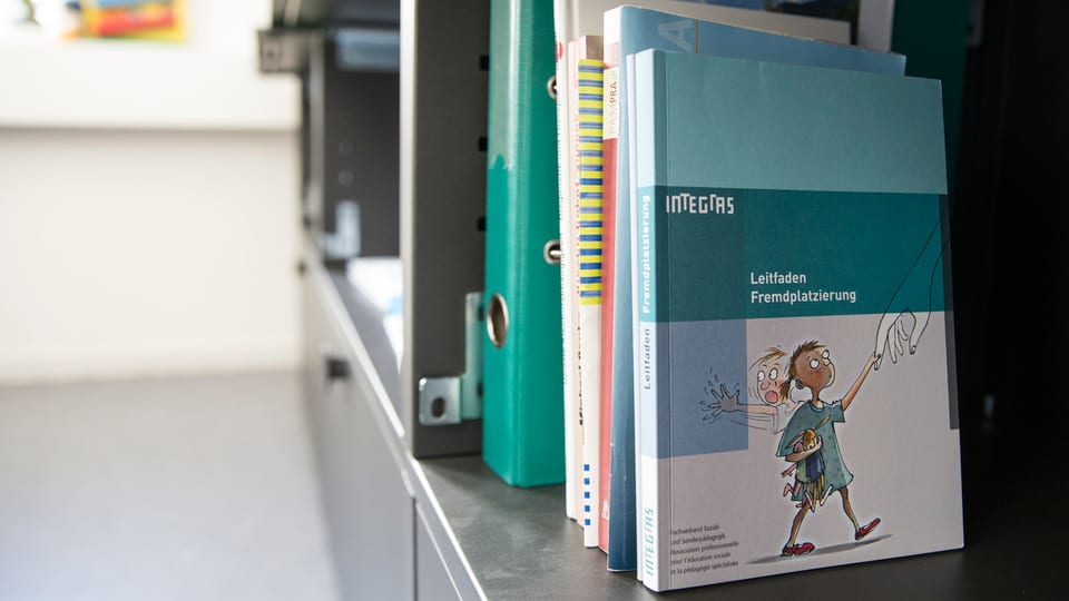 Ein Buch über Fremdplatzierungen steht in einem Büro der Kindes- und Erwachsenenschutzbehörde.