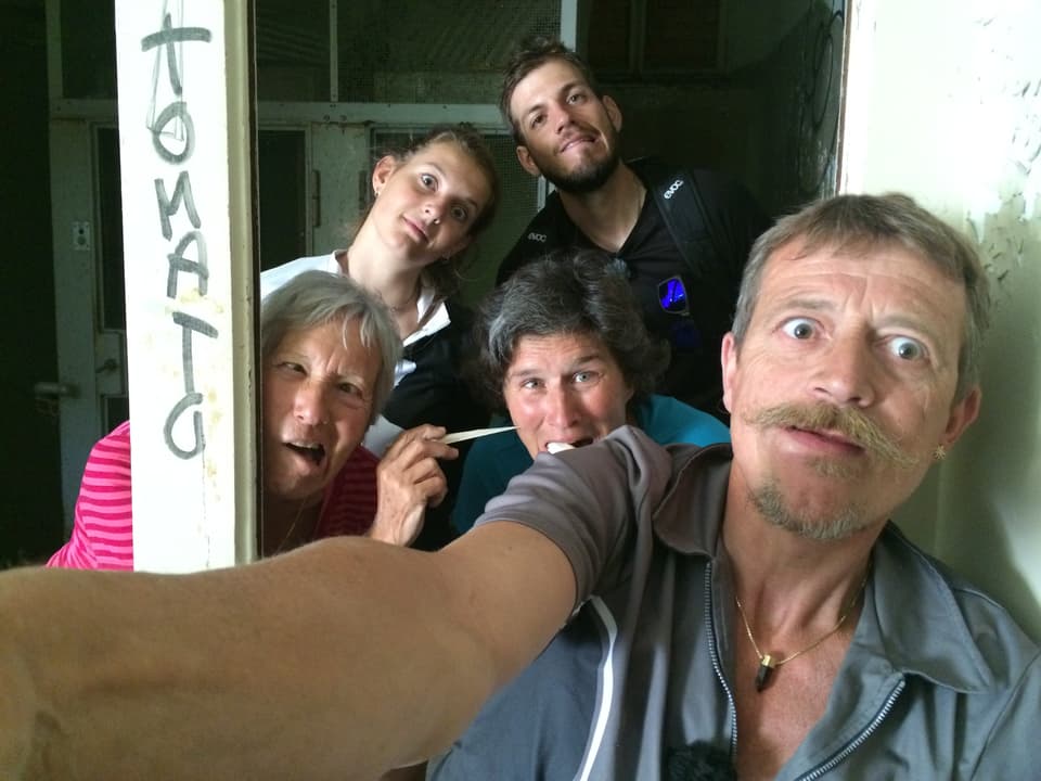 Gotthard-Gruppe posiert für ein Selfiegruppenbild.