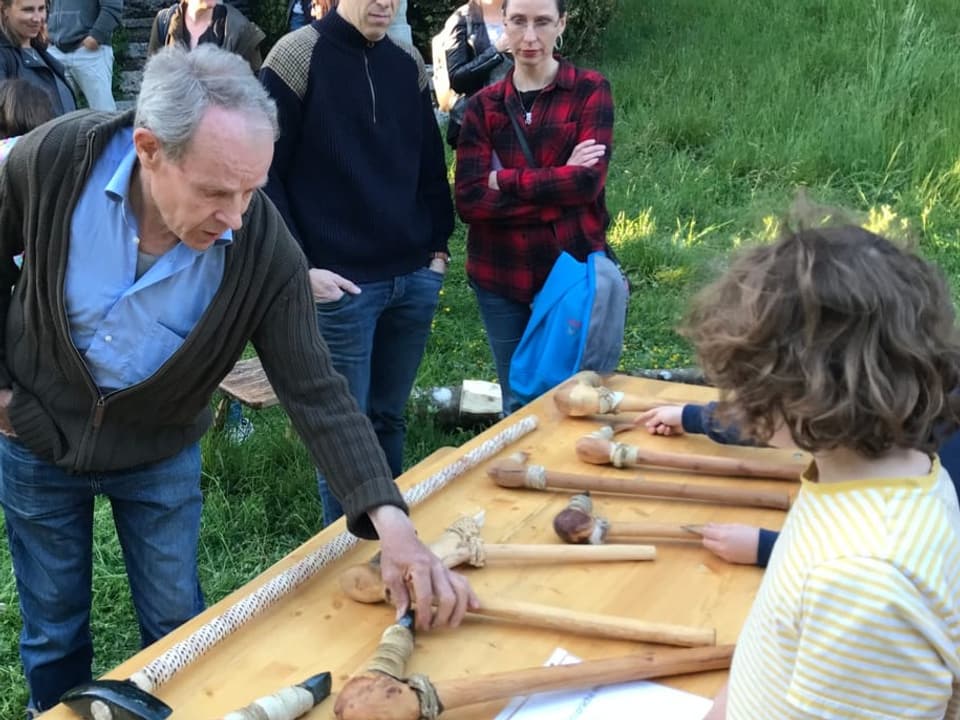 Il ragazzo mostra un vecchio interlocutore.