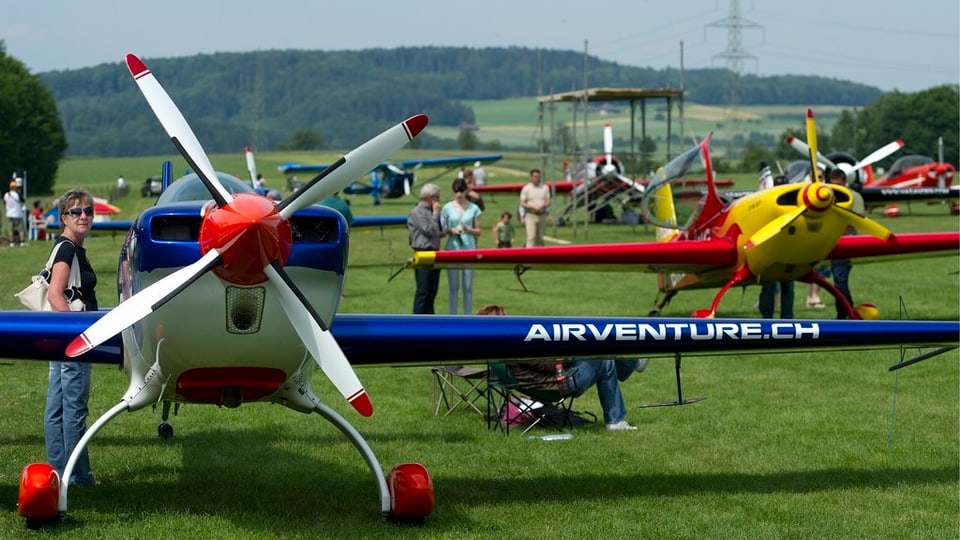 Motorflugzeuge vor dem Start in der Kategorie Akro Motorflug bei den Schweizermeisterschaften im Luftsport am Freitag 25. Juni 2010 in Schupfart. 