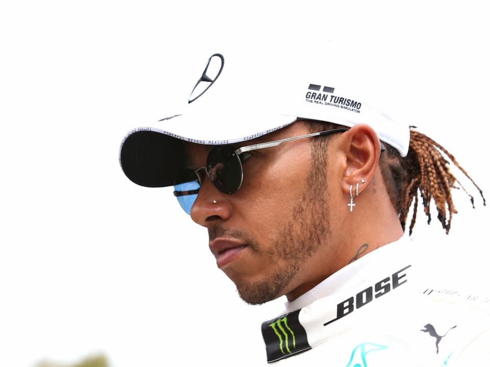 Manchmal lähmen ihn seine Gedanken Grossaufnahme von Lewis Hamilton.
