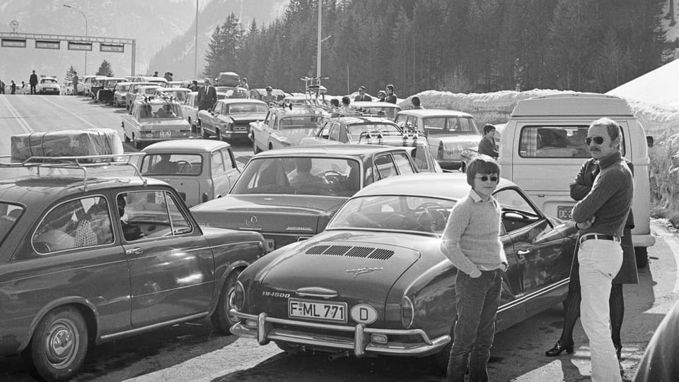 Osterstau vor dem Lötschbergtunnel.