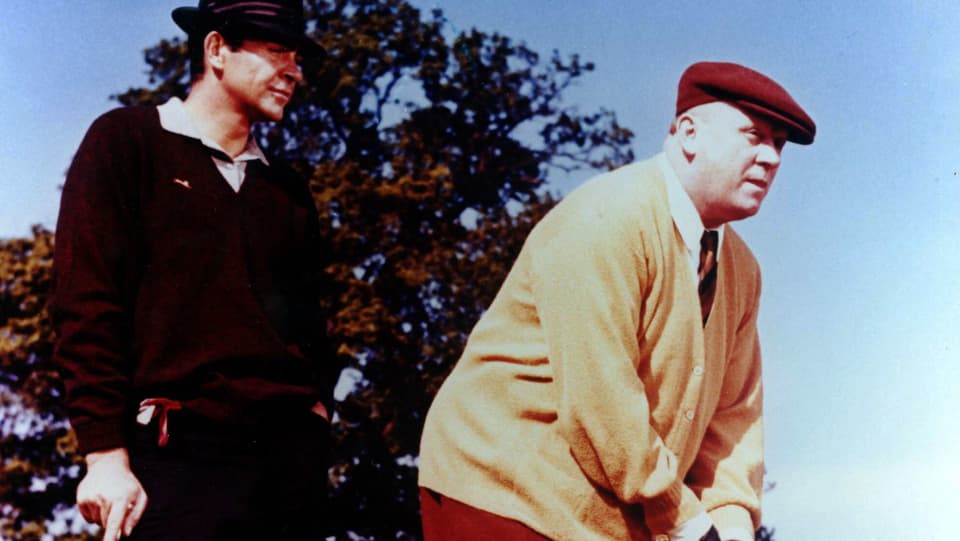 Die zwei Schauspieler spielen Golf
