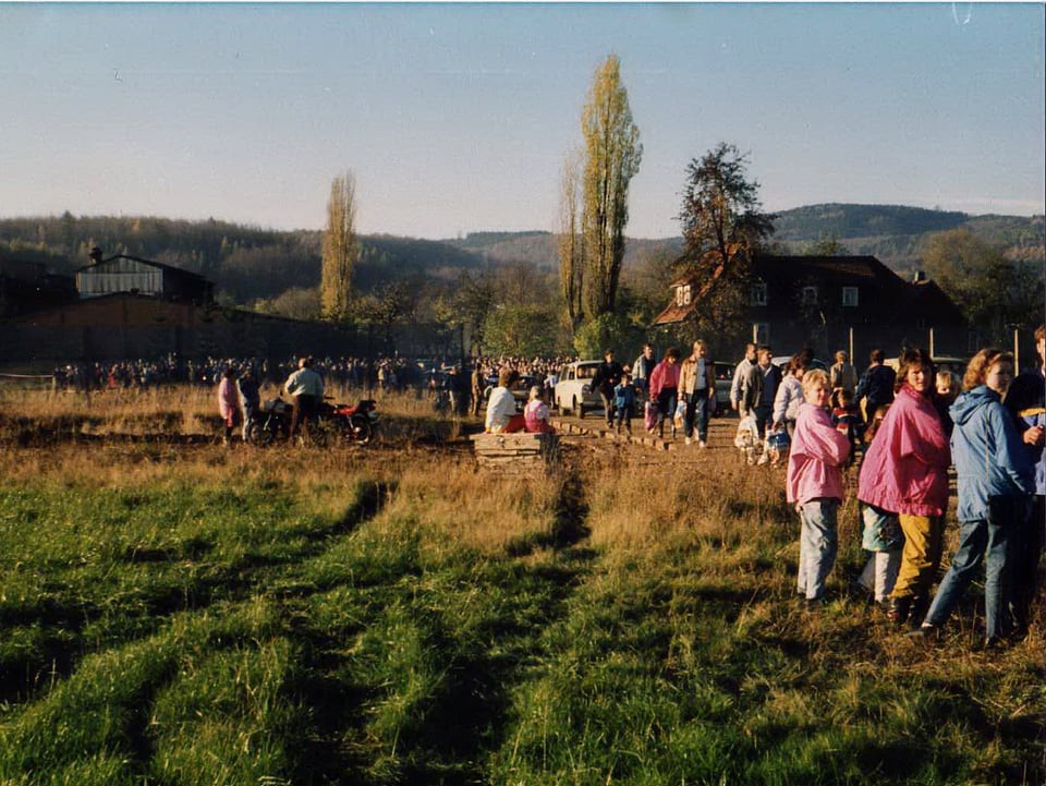Menschenmassen direkt nach der Grenzöffnung 1989 am Übergang von Ellrich (DDR) nach Zorge (BRD), Ellrich (Osten). 
