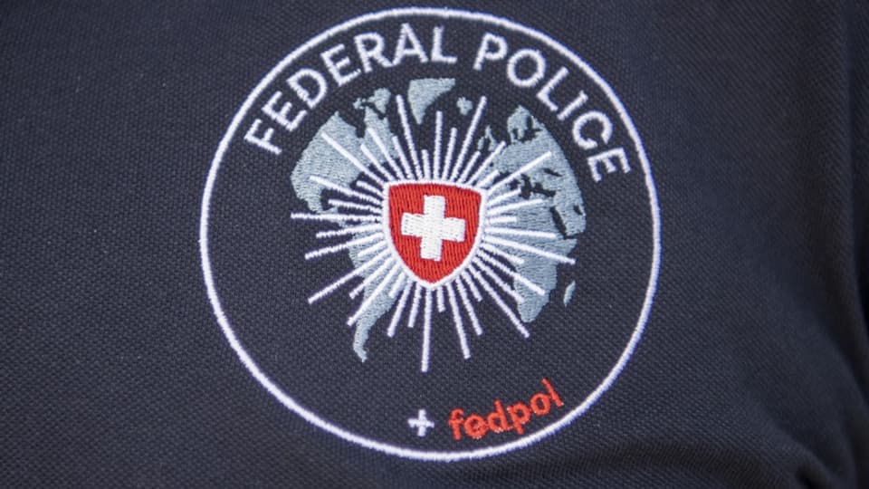 Das Logo des Fedpol auf einem T-Shirt.