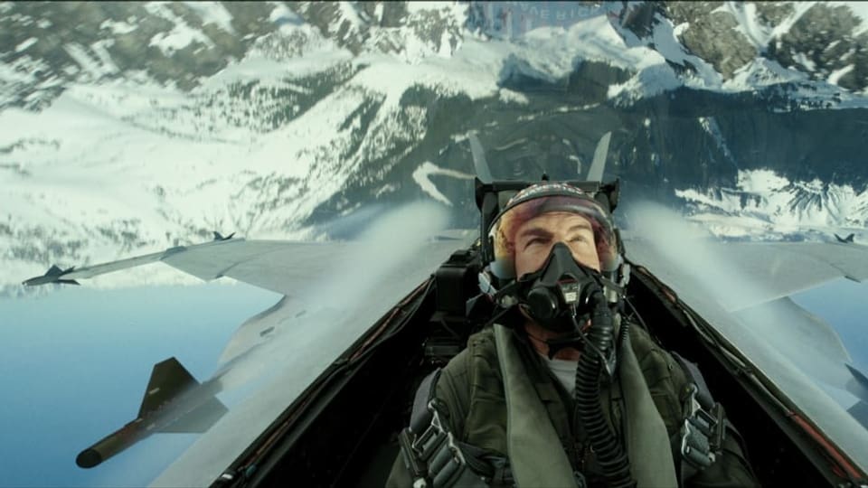 Filmszene: Ein Mann in einem kopfüber fliegenden Kampfjet.