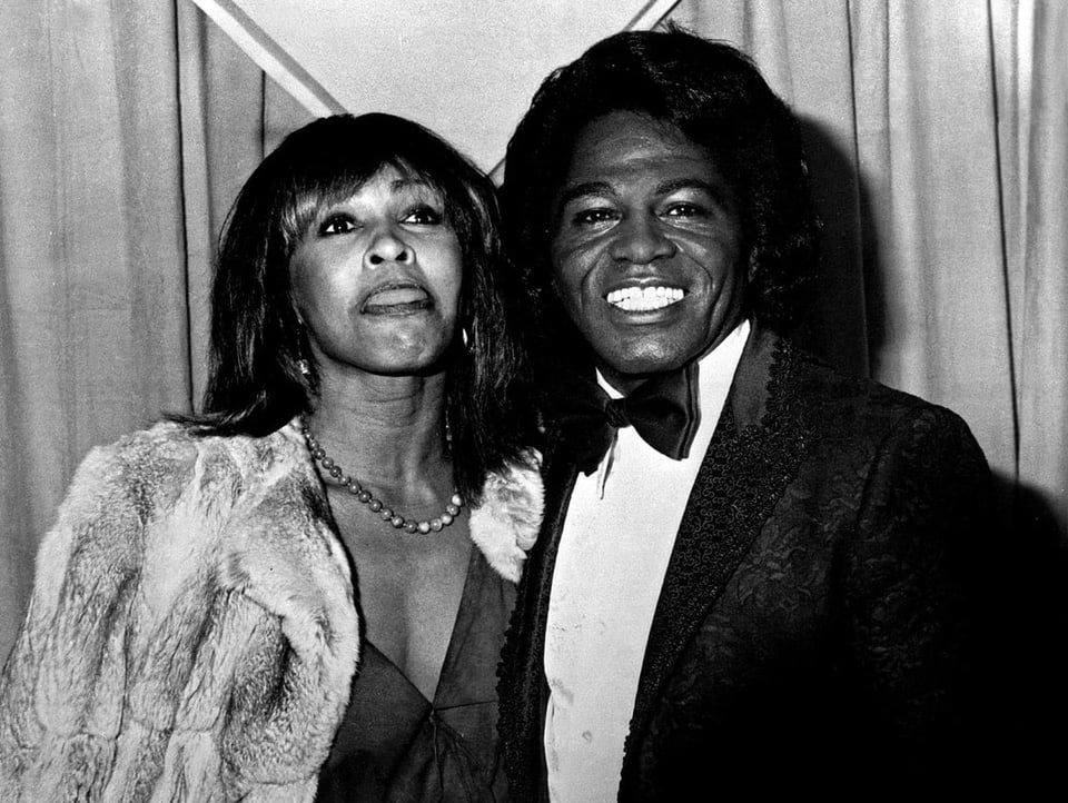 Tina Turner und james Brown in Galakleid und schwarzem Anzug
