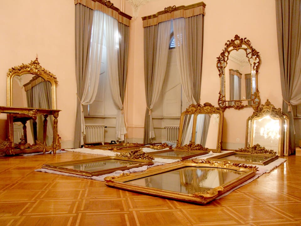 Spiegel liegen auf dem Boden.