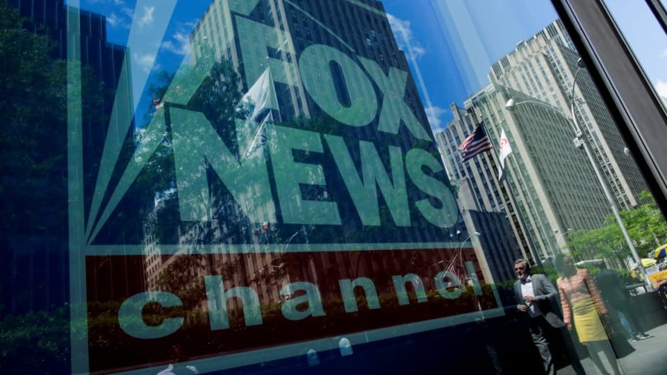 Logo von Fox News spiegelt sich in Scheibe