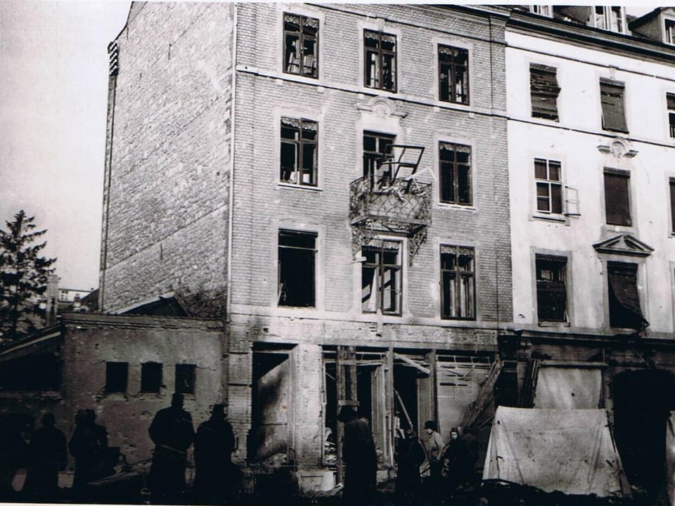 Haus mit zerstörtem Balkon 