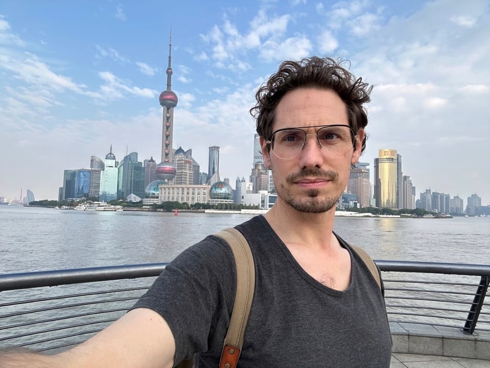 Selfie von China-Korrespondent Samuel Emch  vor der Skyline von Peking.