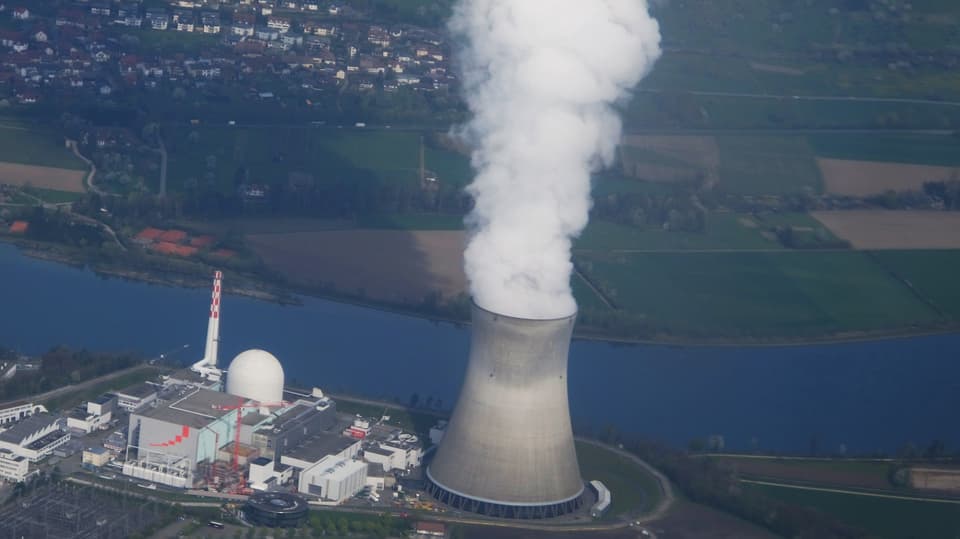Luftaufnahme Kühlturm und AKW Leibstadt