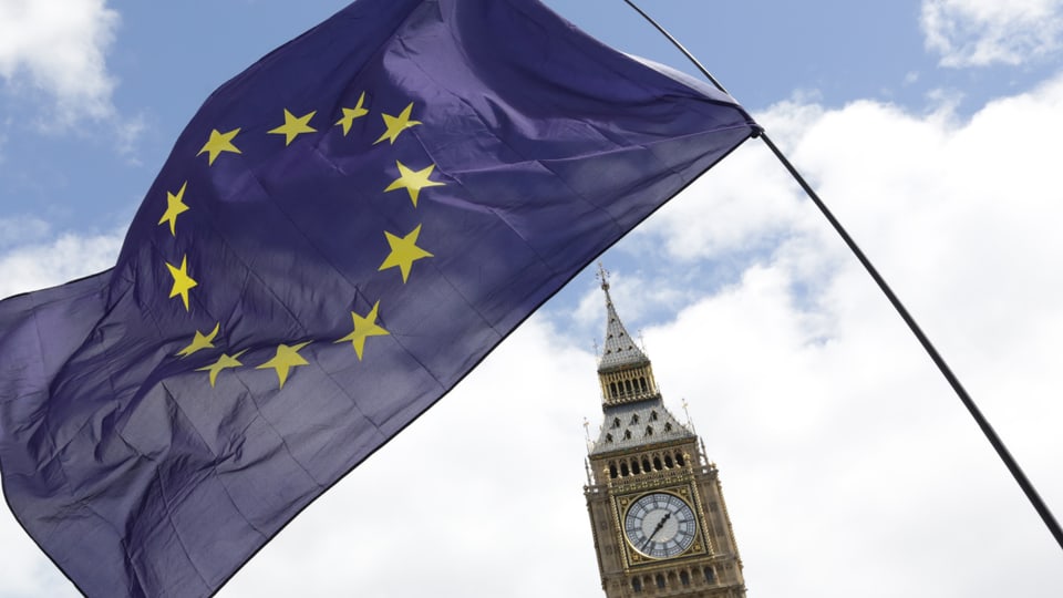 EU-Fahne vor dem Glockentrum Big Ben in London