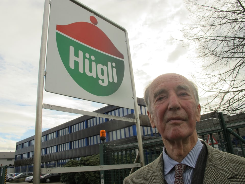 Alexander Stoffel vor einer Tafel der Hügli Nahrungsmittel AG