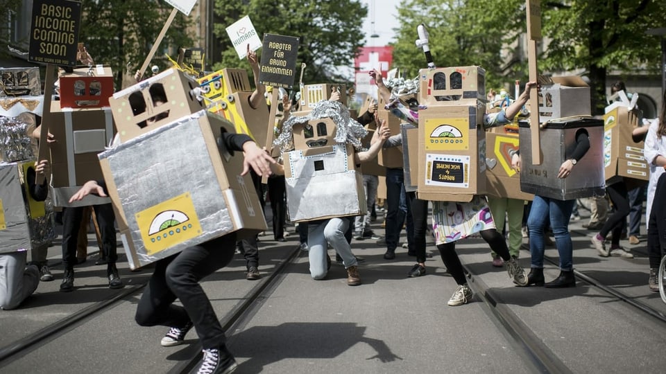 enschen demonstrieren als Roboter verkleidet in Zürich.
