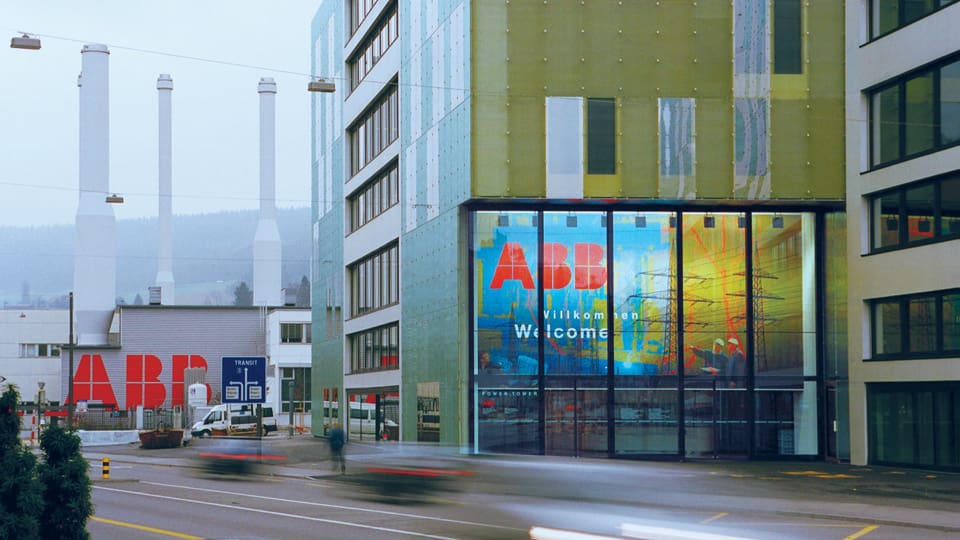 Haupteingang des Power Tower Gebäudes der ABB in Baden.
