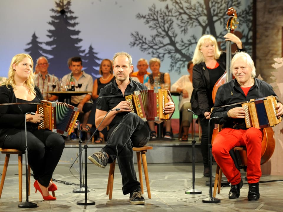 Das Schwyzerörgelitrio Schmidig-Wachter spielt auf der Bühne.