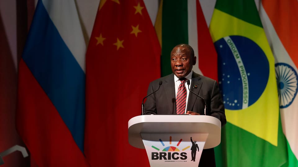 Der südafrikanische Präsident vor den Flaggen der BRICS-Mitgliedsstaaten