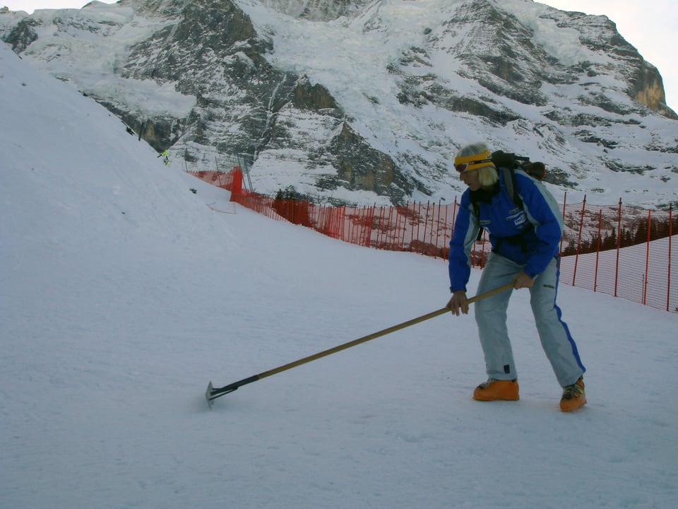 Markus Huggler räumt  im Kernen-S den Schnee weg