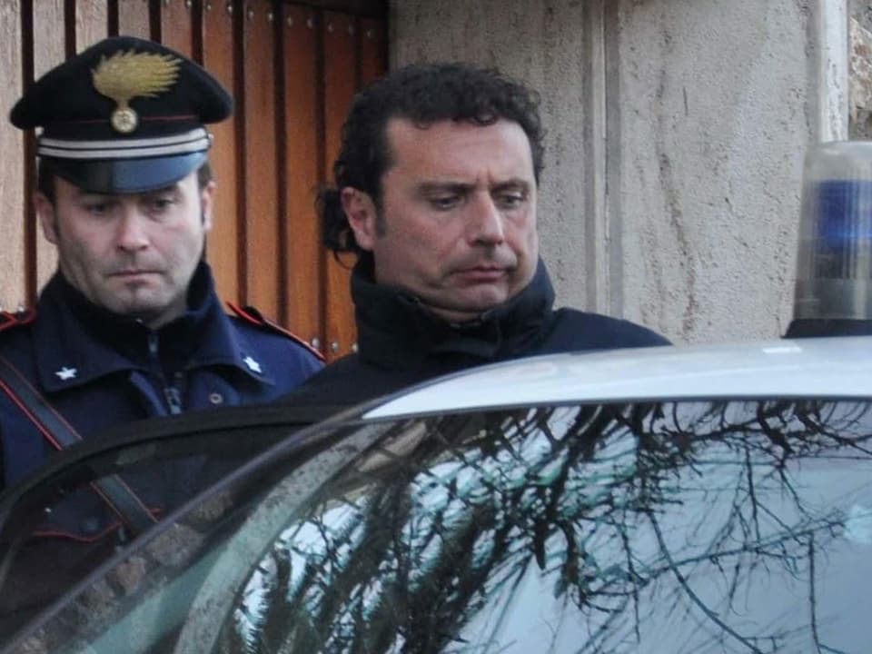 Schettino steigt am 14. Januar 2012 in einen Wagen der Carabinieri.