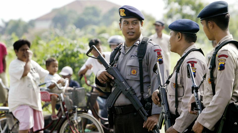 Indonesische Polizisten stehen auf der Strasse