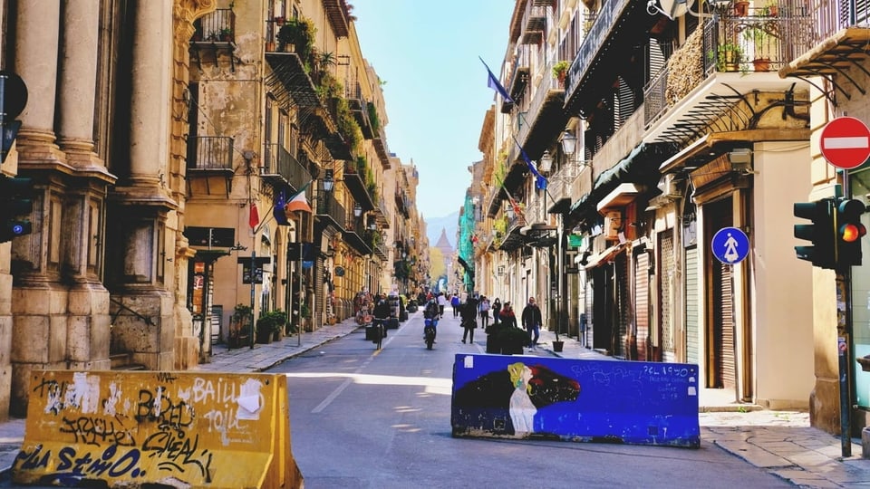Wenig bevölkerte Strasse in Palermo.