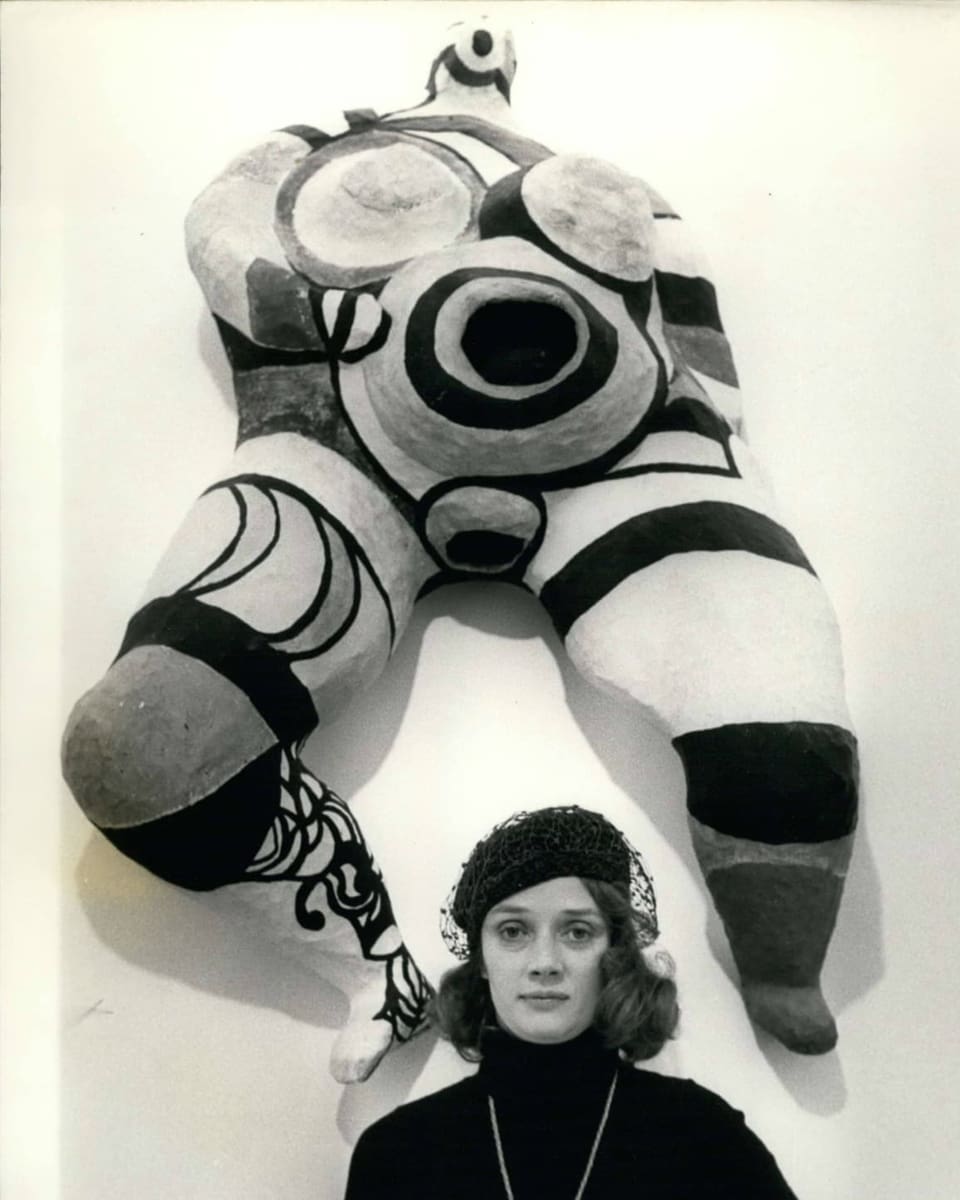Niki de Saint Phalles vor ihrer Frauenfigur «Hon»