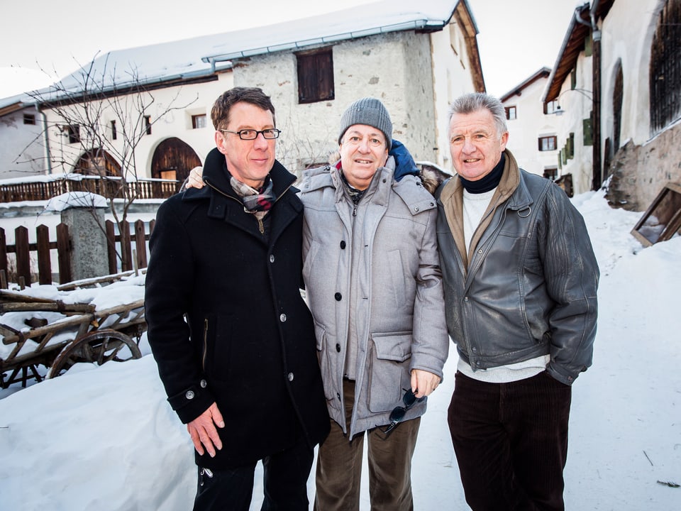 Ditti Bürgin-Brook, Peter Reichenbach und P.C. Fueter im verschneiten Bündner Dorf.