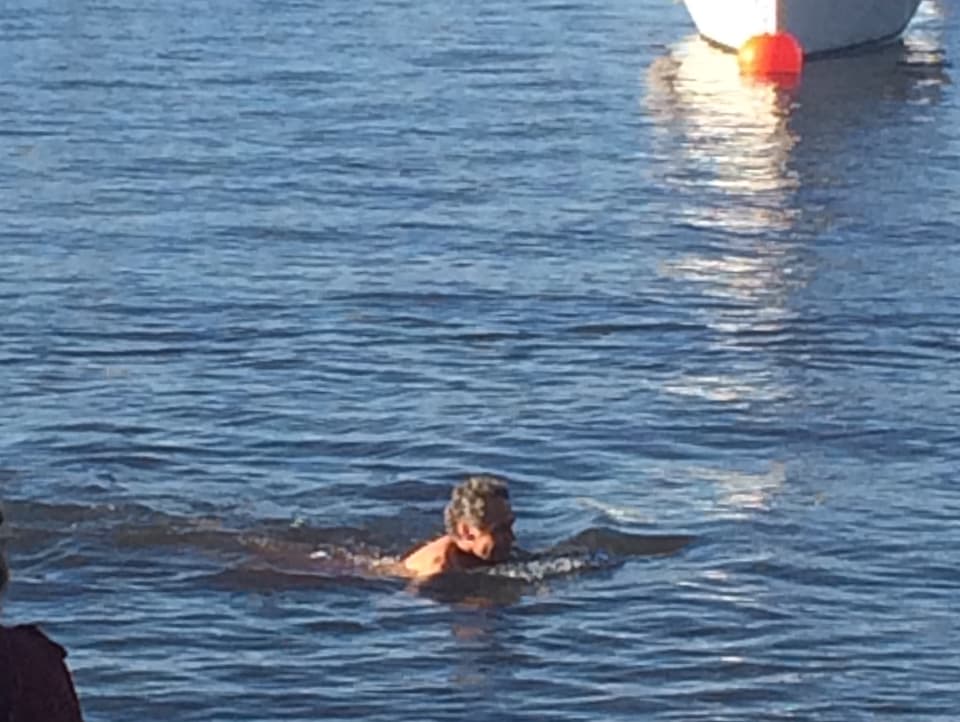 Mann schwimmt im Zürichsee