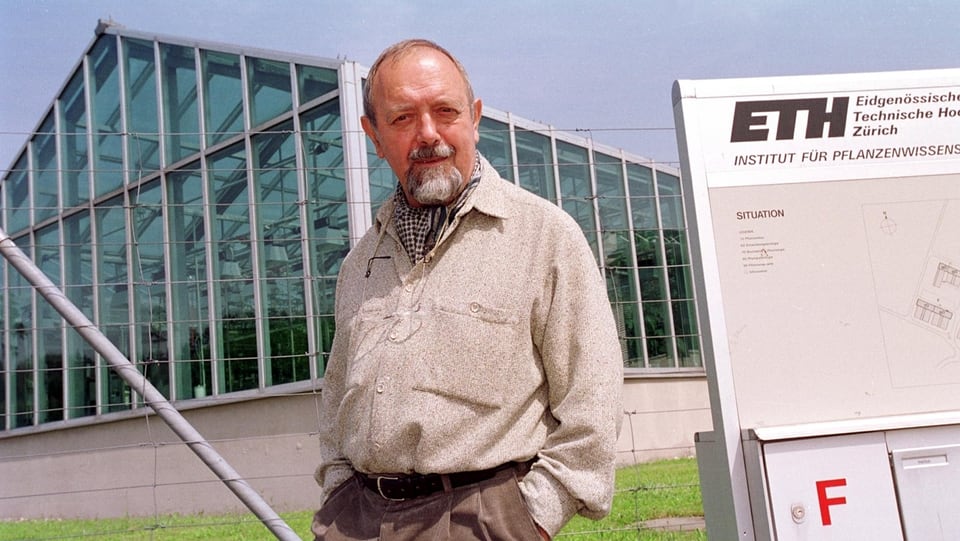 Ingo Potrykus vor dem Institut für Pflanzenwissenschaften der ETH Zürich.