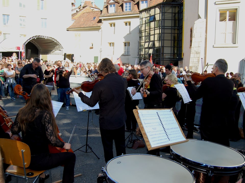 Das Theater Orchester Biel-Solothurn TOBS wehrte sich musikalisch gegen Subventionskürzungen ab 2018.
