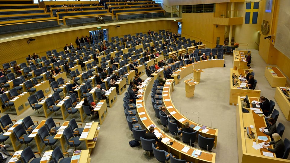 Das Bild zeigt Sitzreihen im Schwedischen Parlament.