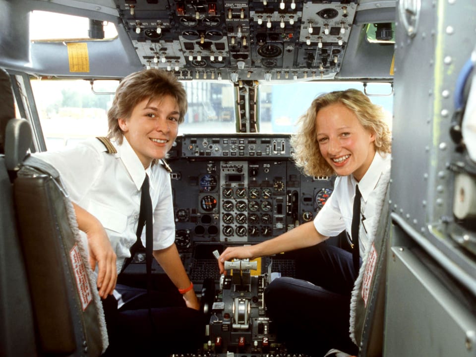 Zwei Frauen im Cockpit