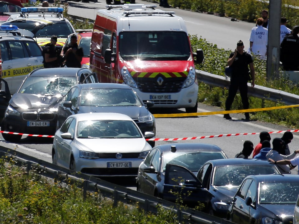 Mehrere Autos und Sicherheitskräfte auf einer Autobahn in Frankreich.