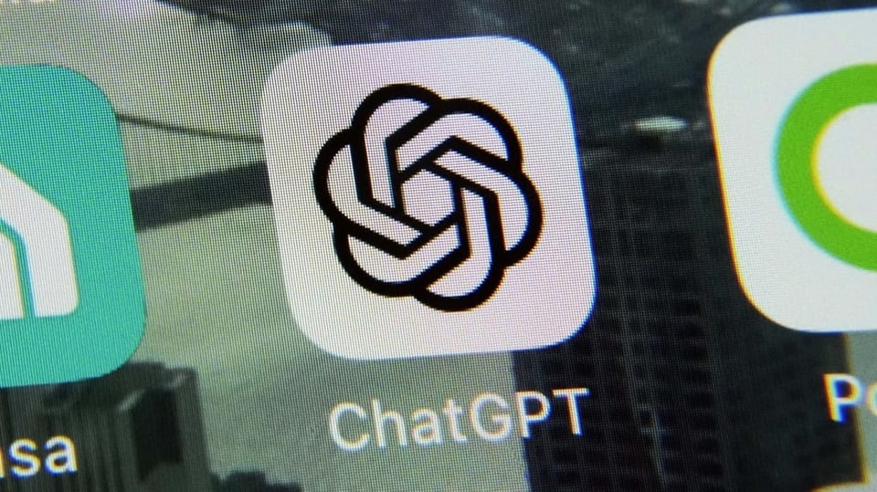 Das Logo der ChatGPT-App auf einem Bildschirm ist zu sehen.