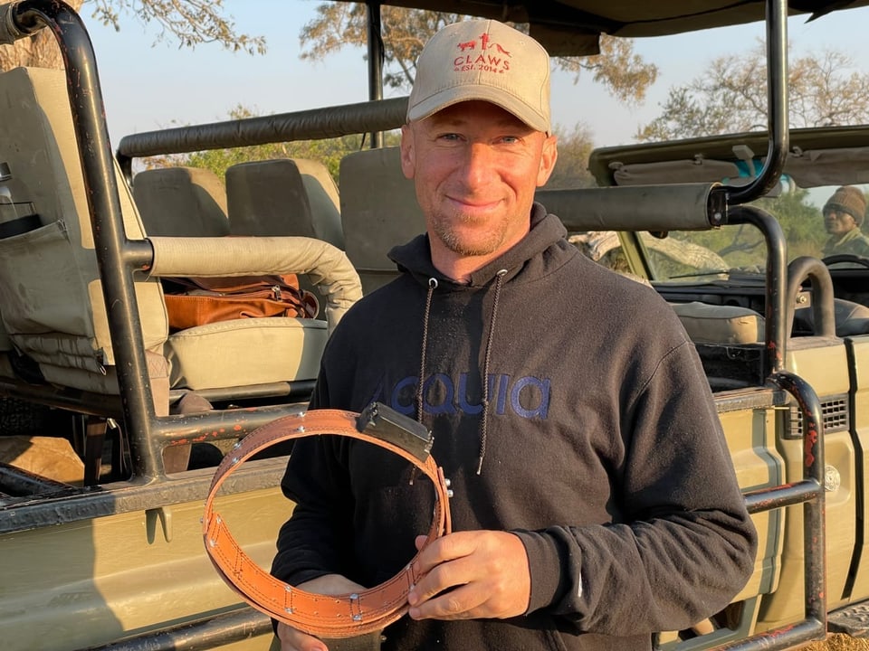 Wildtierspezialist Andrew Stein hält den GPS-Tracker in seiner Hand.